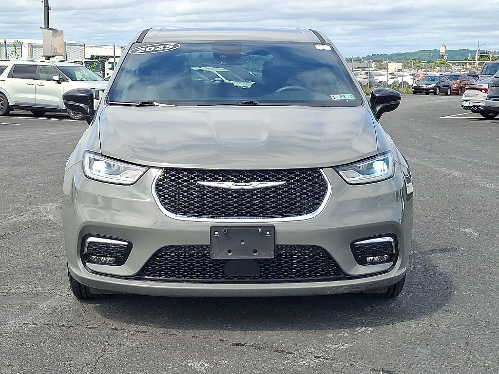 Used 2025 Chrysler Pacifica Select FWD image 2