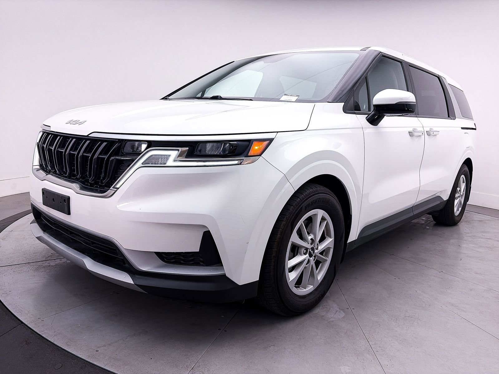 Used 2024 Kia Carnival LX image 11