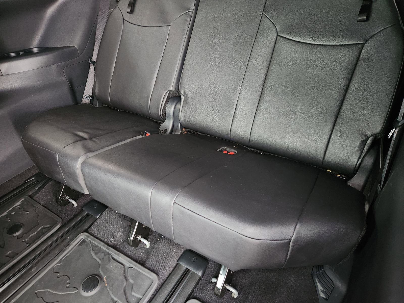 Used 2025 Toyota Sienna XLE Woodland Edition image 34