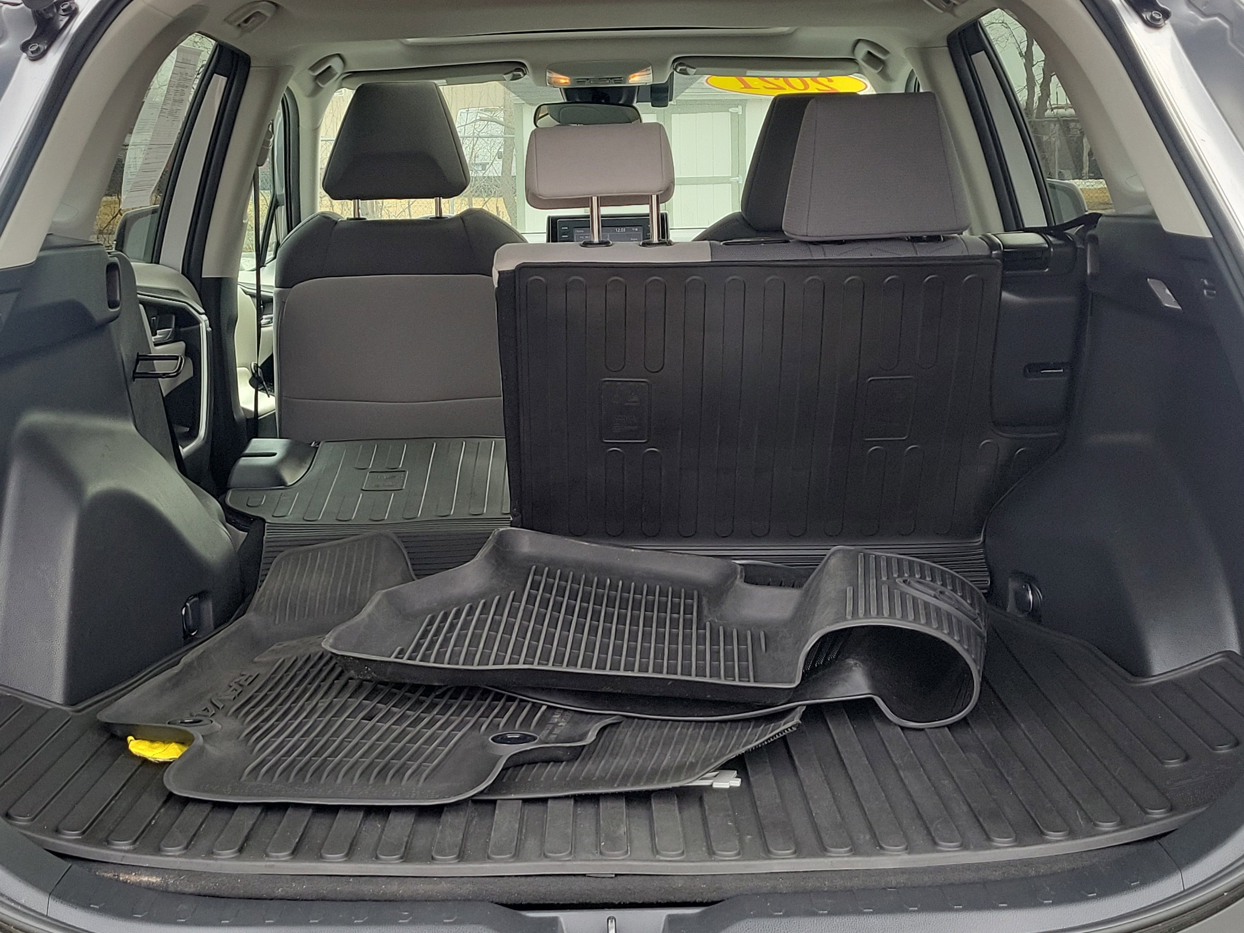 Used 2021 Toyota RAV4 XLE w/ Convenience Package image 7