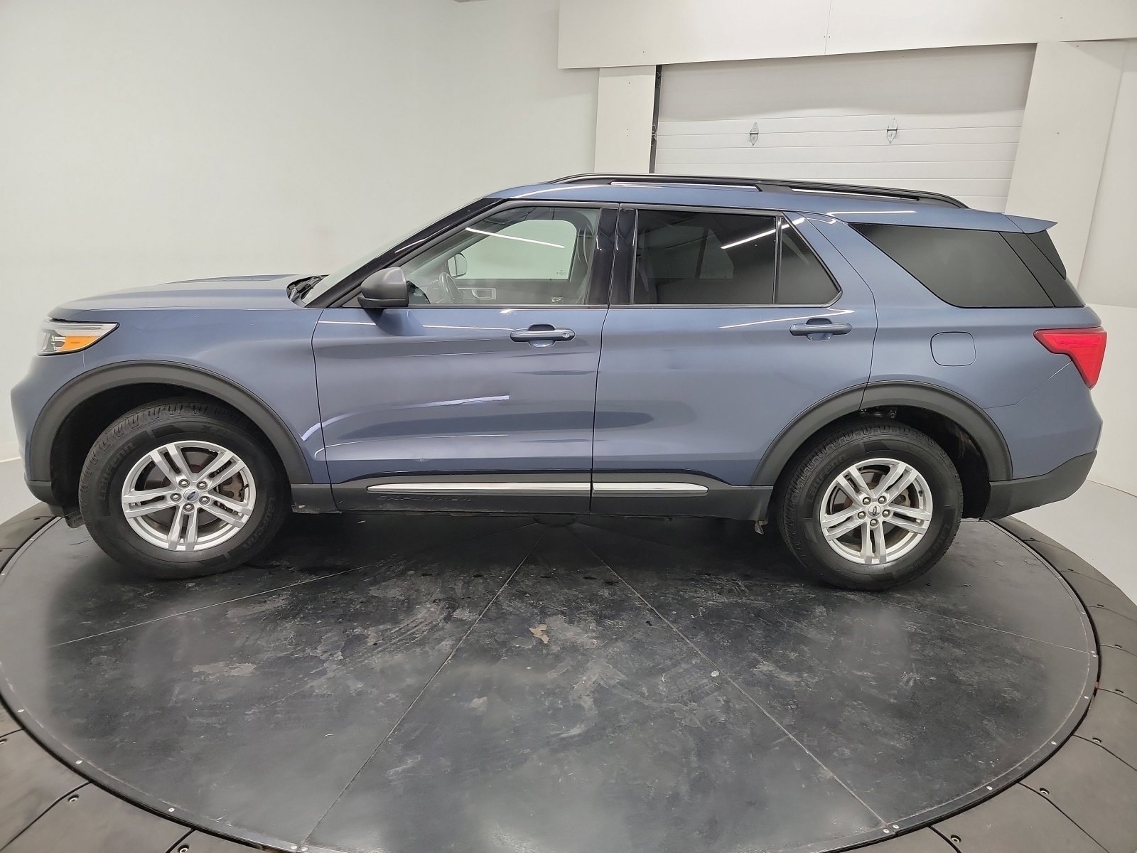 Used 2021 Ford Explorer XLT w/ Equipment Group 202A AWD/4WD image 4