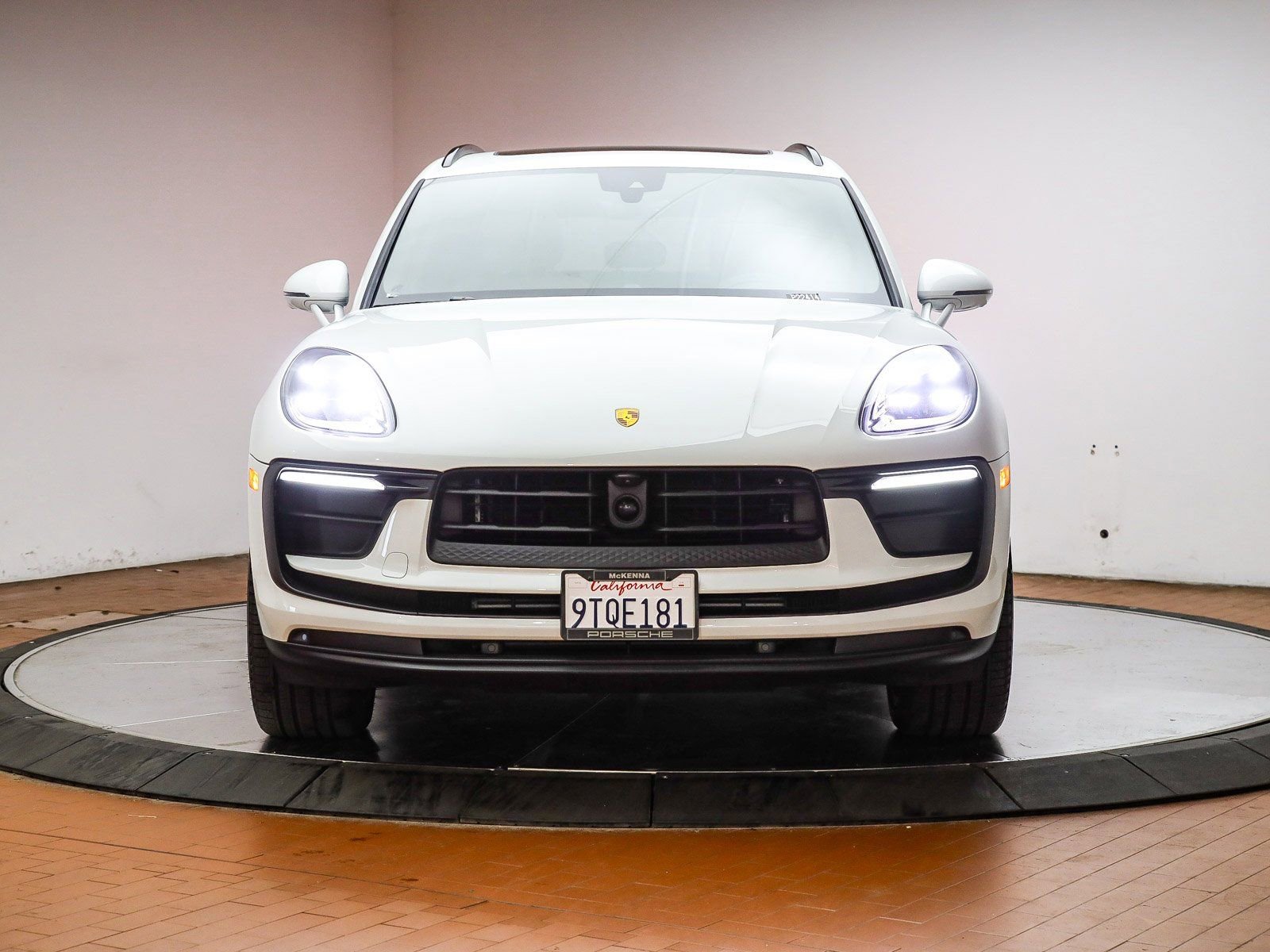 Certified 2025 Porsche Macan image 13