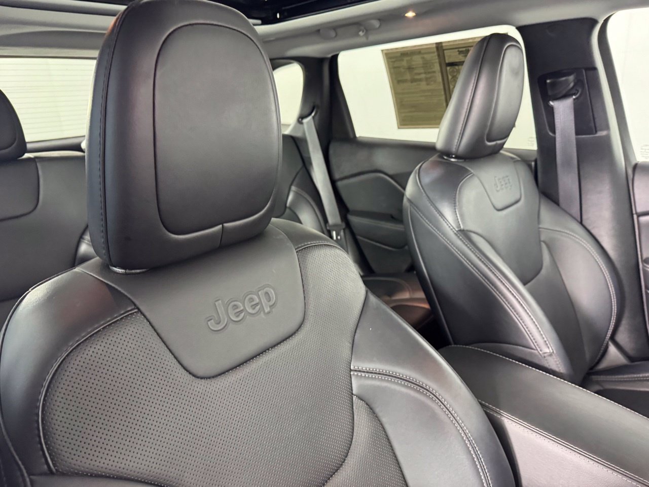Used 2022 Jeep Cherokee Limited w/ Mopar Interior Package AWD/4WD image 35