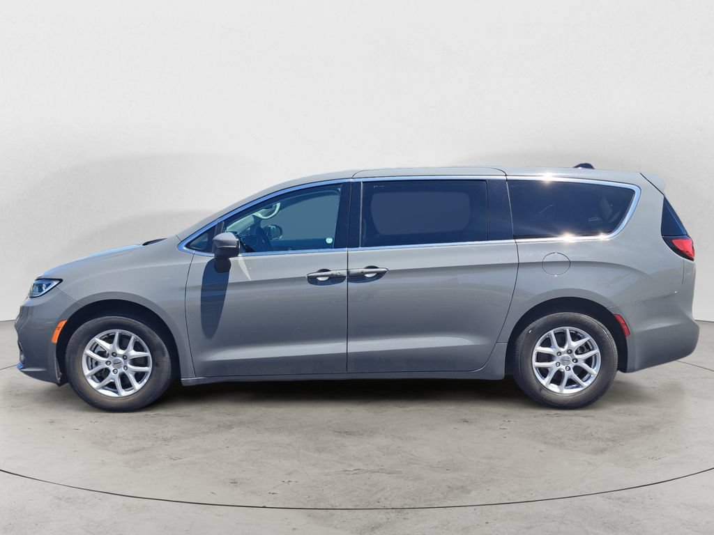 Used 2023 Chrysler Pacifica Touring-L FWD image 7