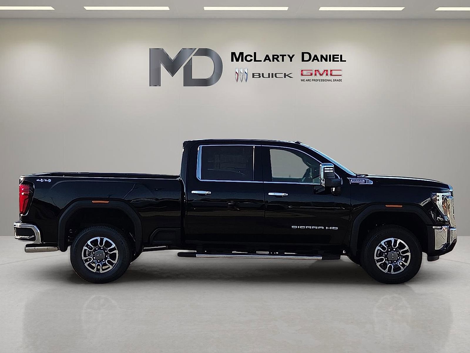 Used 2025 GMC Sierra 2500 SLT w/ SLT Convenience Package image 6