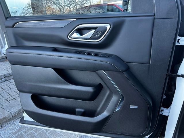 Used 2024 GMC Yukon SLT w/ SLT Luxury Package image 10