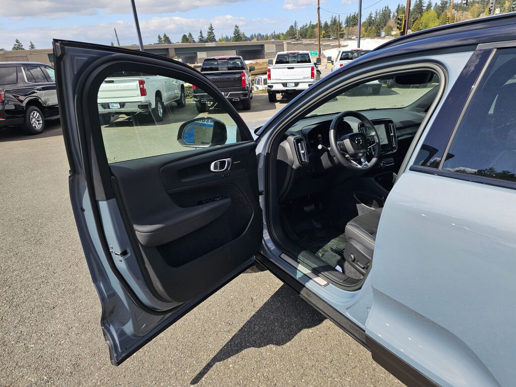 Used 2023 Volvo XC40 Recharge Ultimate image 19