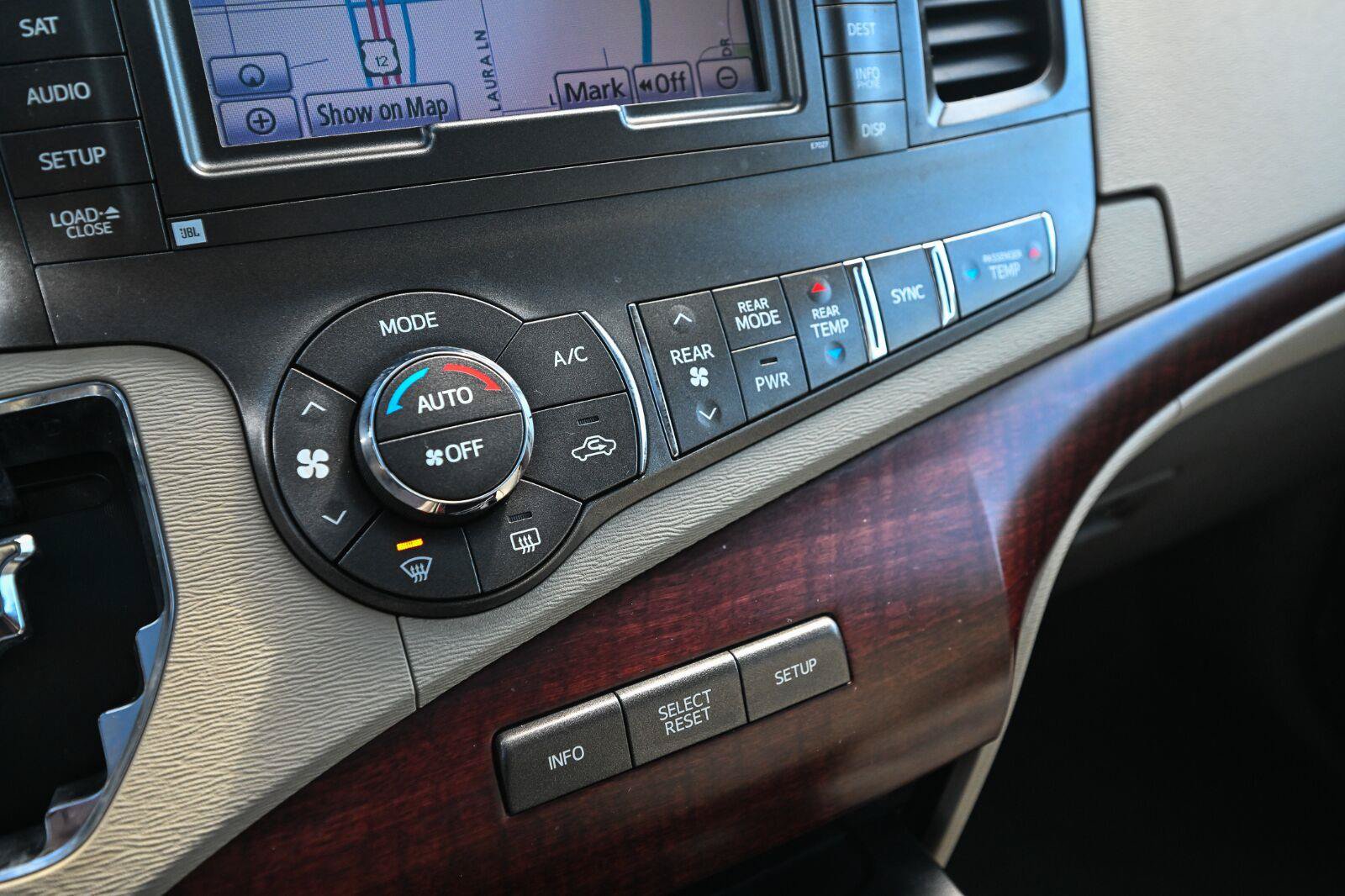 Used 2011 Toyota Sienna Limited w/ Premium Pkg FWD image 40