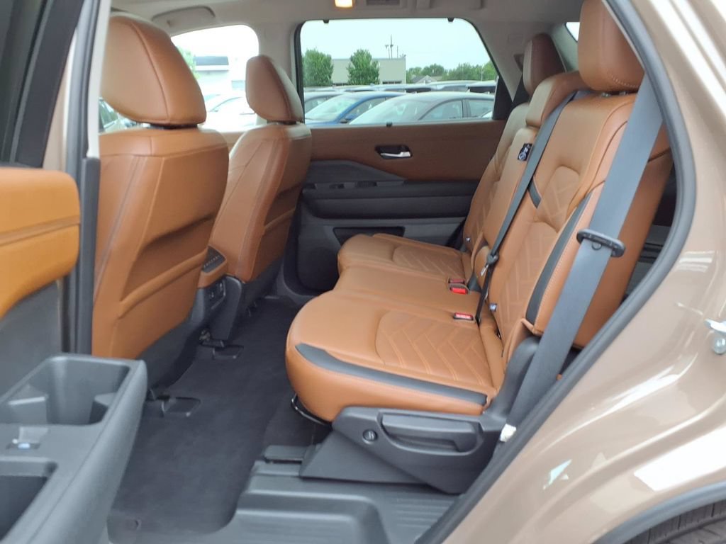 Used 2023 Nissan Pathfinder Platinum w/ Cargo Package AWD/4WD image 20