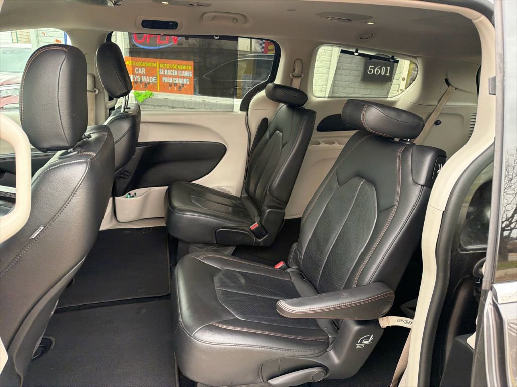 Used 2019 Chrysler Pacifica Touring-L w/ Tire & Wheel Group image 10