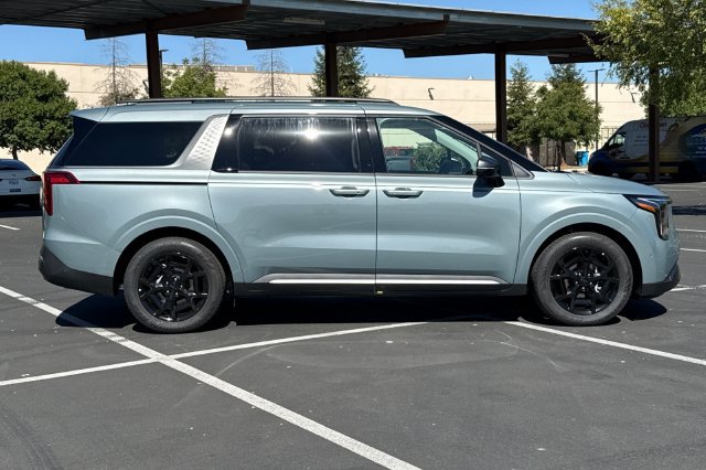 New 2027 Kia Carnival SX FWD image 3