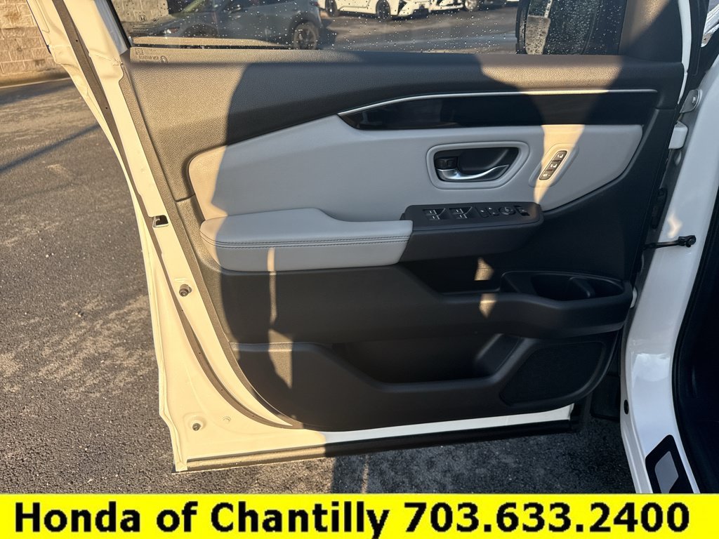 Certified 2025 Honda Pilot Touring image 21