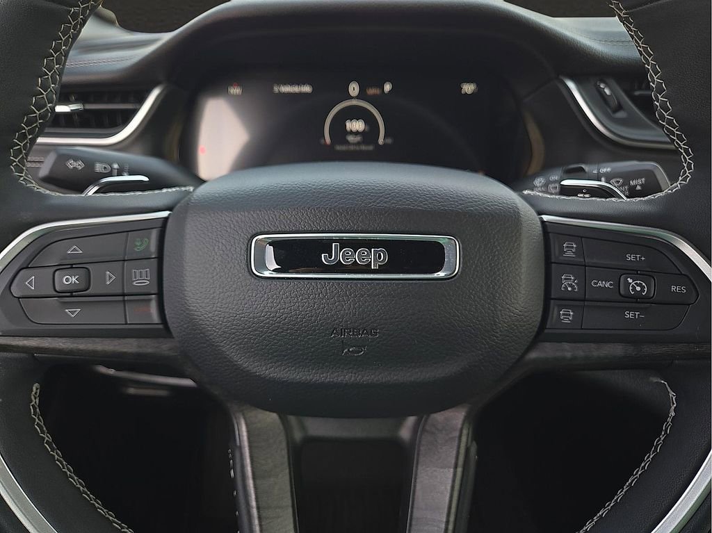 Used 2025 Jeep Grand Cherokee L Limited w/ Black Appearance Package image 19