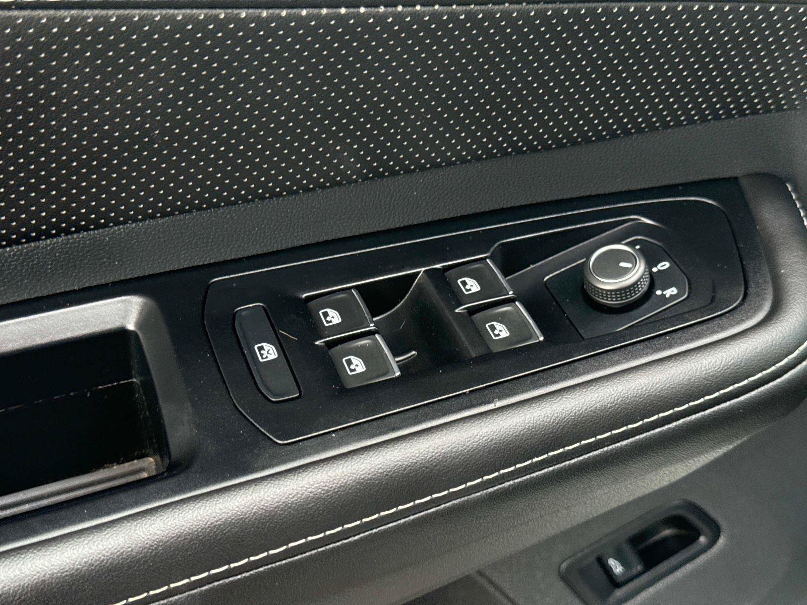 Used 2025 Volkswagen Atlas SE FWD image 22