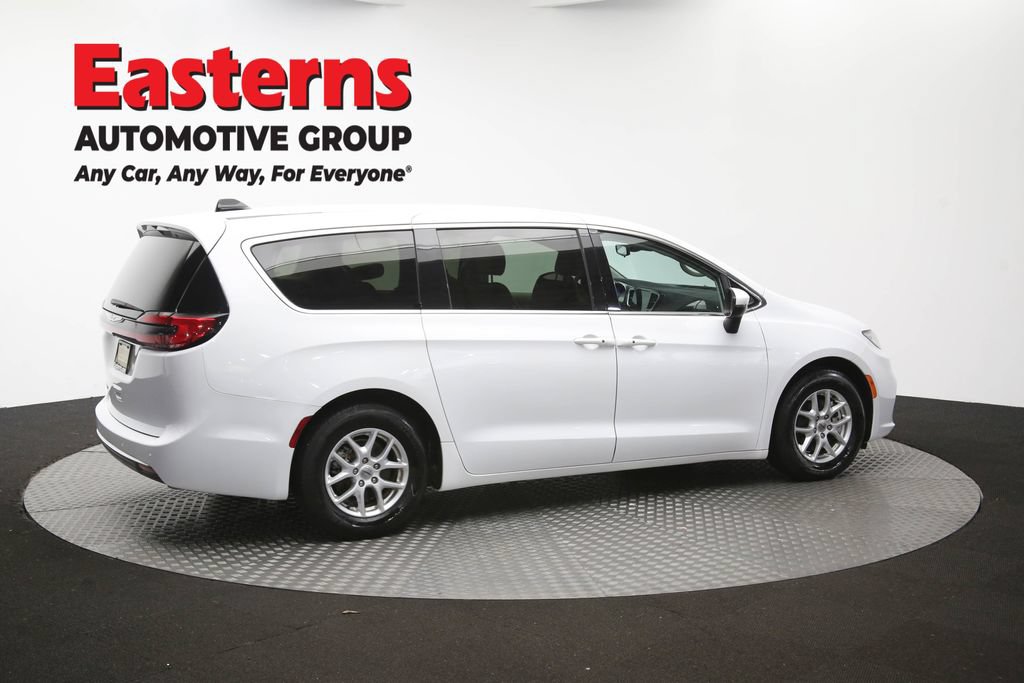 Used 2023 Chrysler Pacifica Touring-L FWD image 44