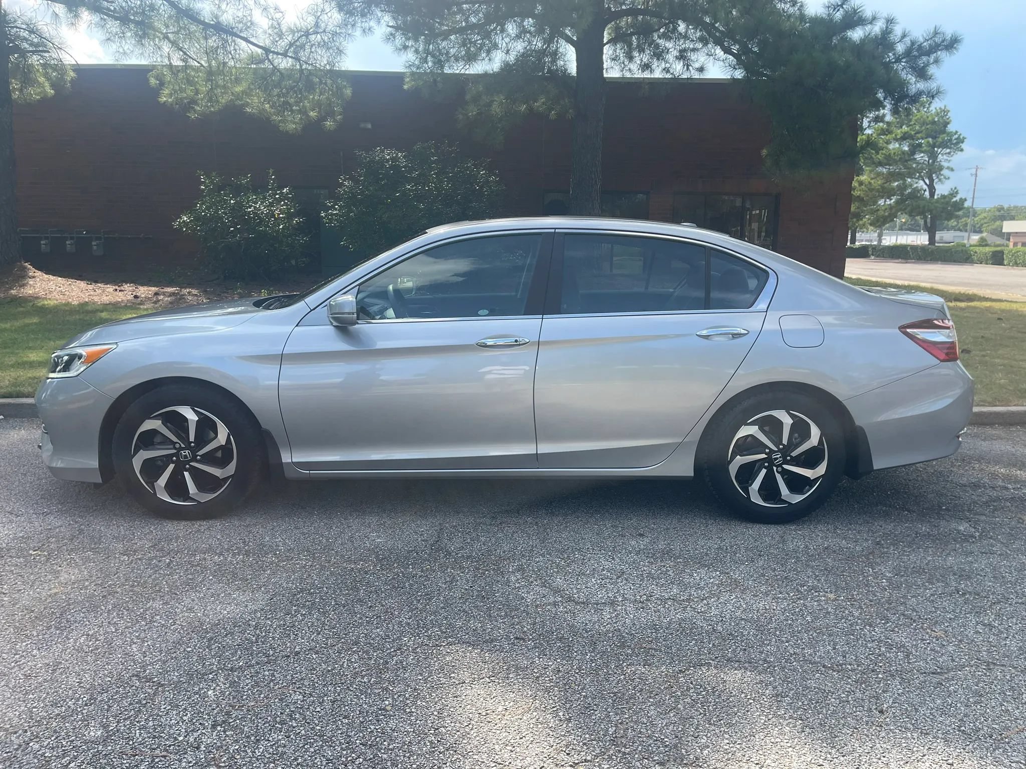 Used 2017 Honda Accord EX image 2