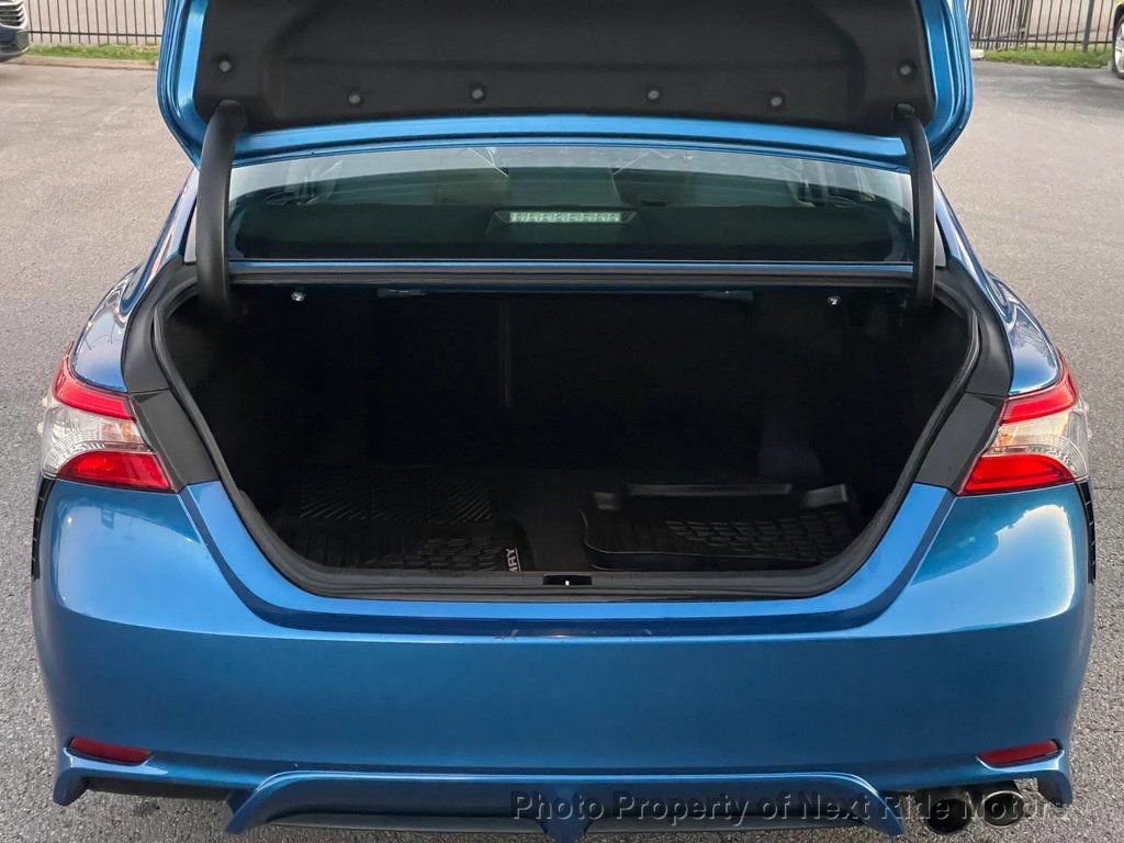 Used 2018 Toyota Camry SE image 10