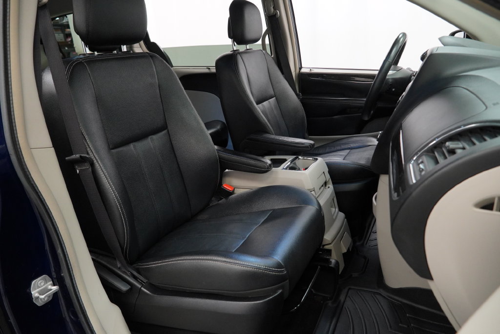 Used 2016 Chrysler Town & Country Touring w/ Driver Convenience Group FWD image 42