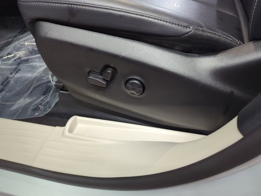 Used 2024 Chrysler Pacifica Touring-L image 34