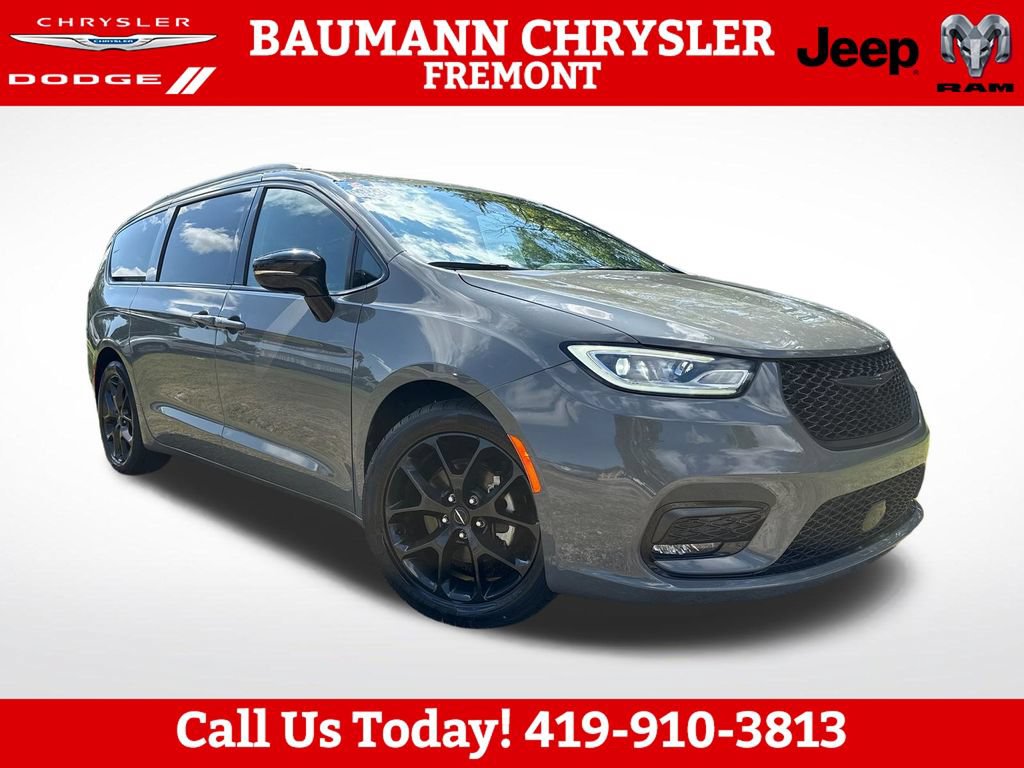 Used 2025 Chrysler Pacifica Limited FWD image 1