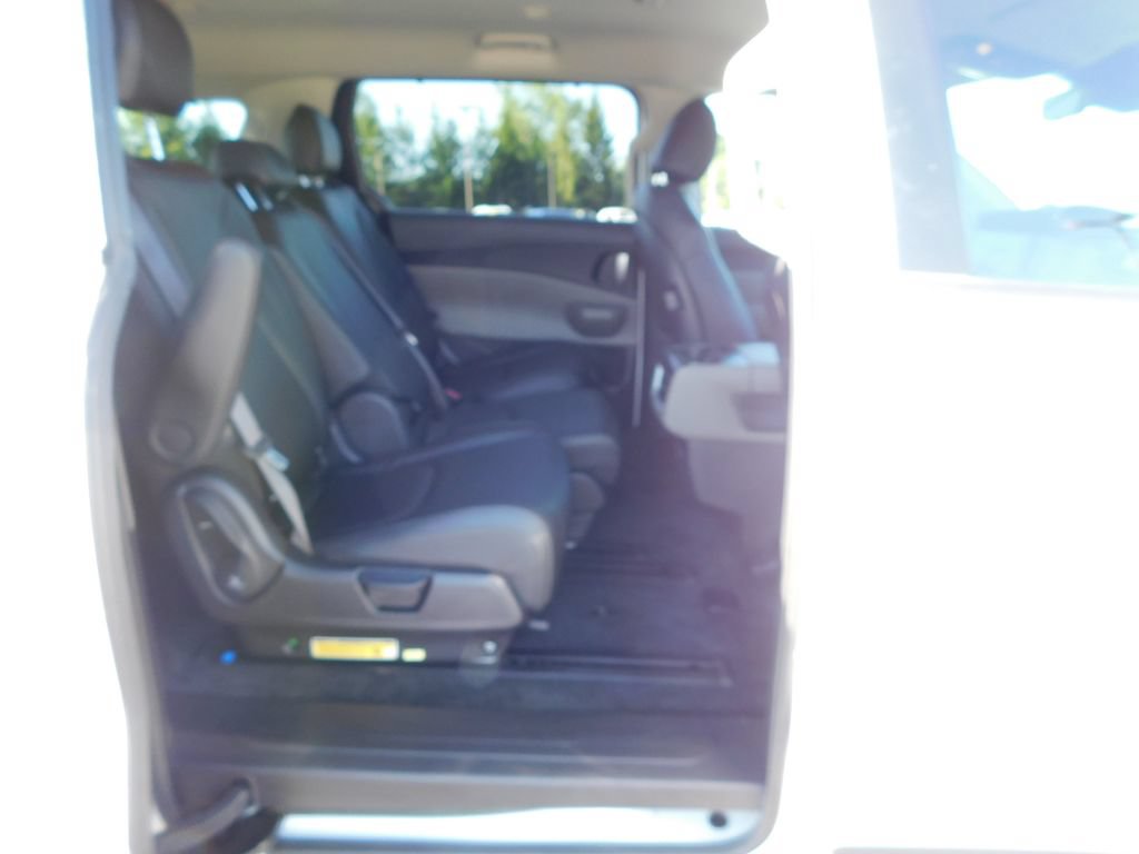 Used 2025 Kia Carnival EX FWD image 21