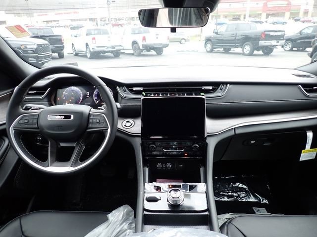 New 2025 Jeep Grand Cherokee Limited w/ Black Appearance Package image 15