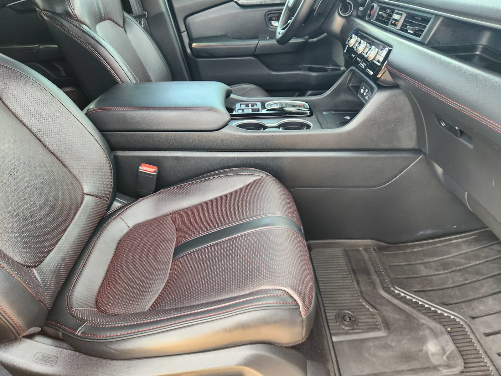 Used 2025 Honda Pilot Black Edition image 14