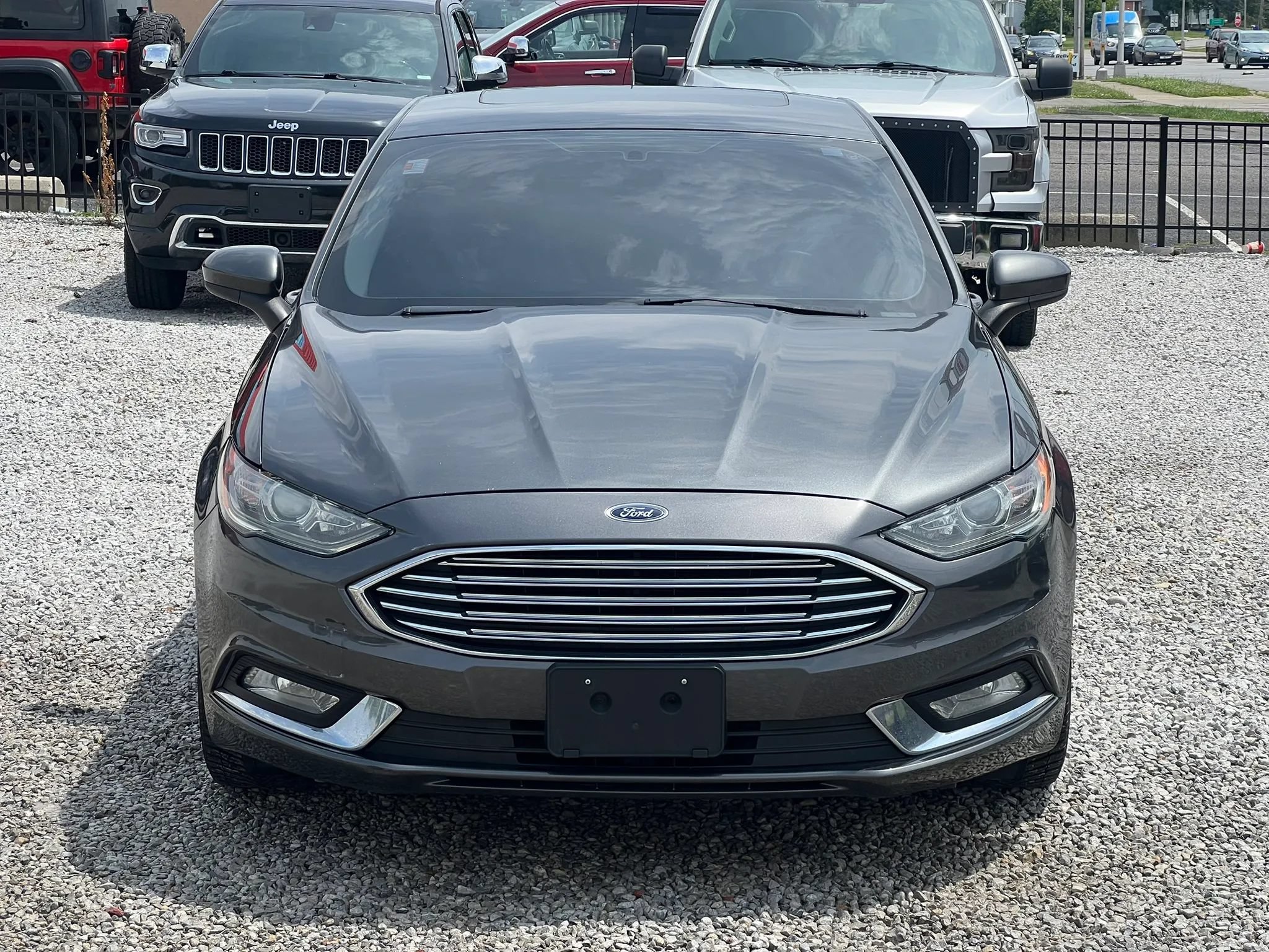 Used 2017 Ford Fusion SE w/ Equipment Group 601A FWD image 2