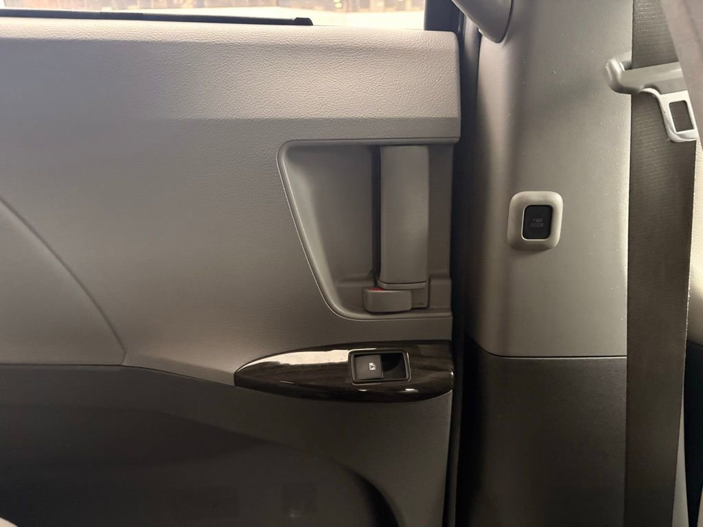 Used 2016 Toyota Sienna XLE image 19