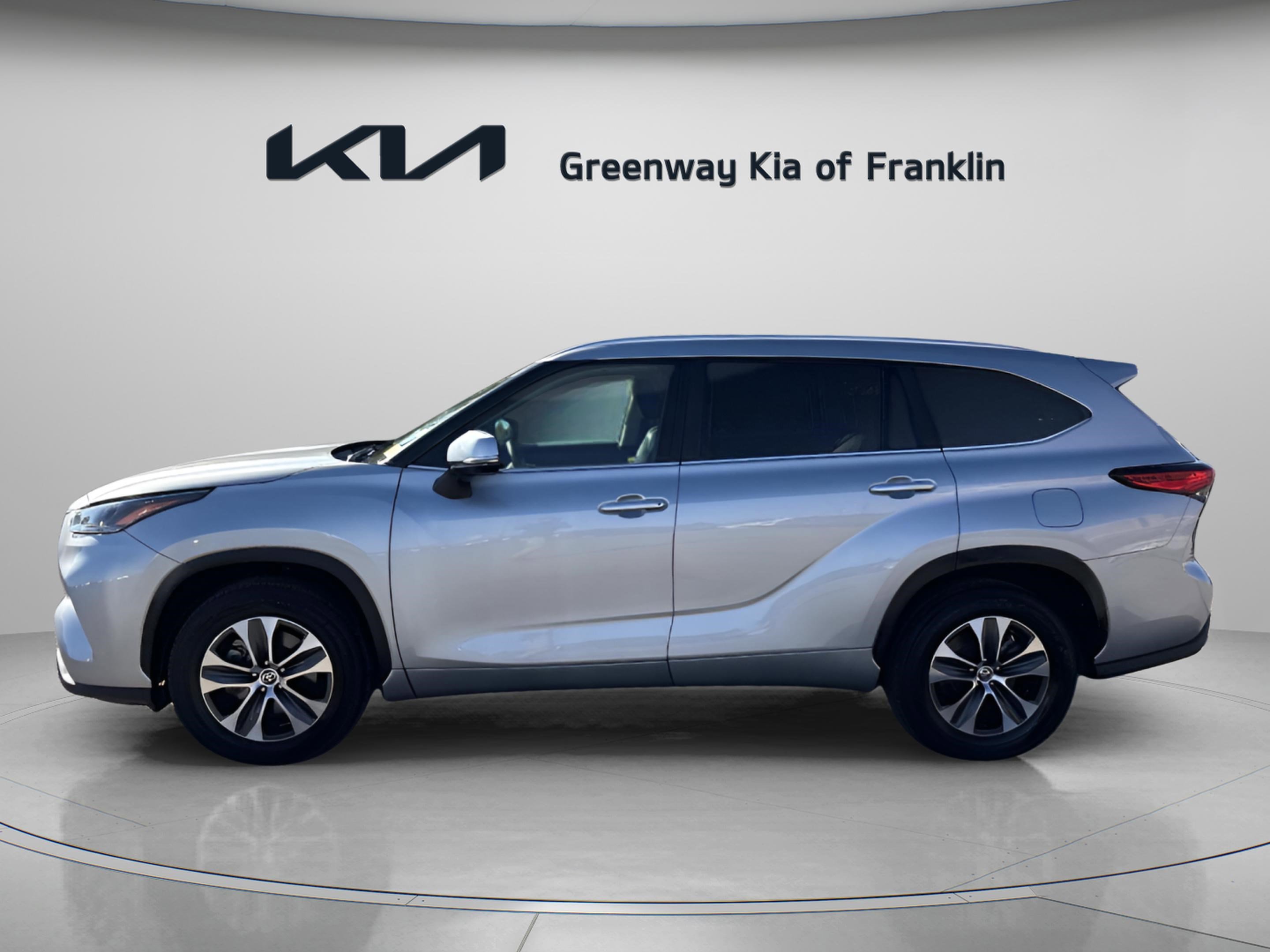 Used 2023 Toyota Highlander XLE image 4