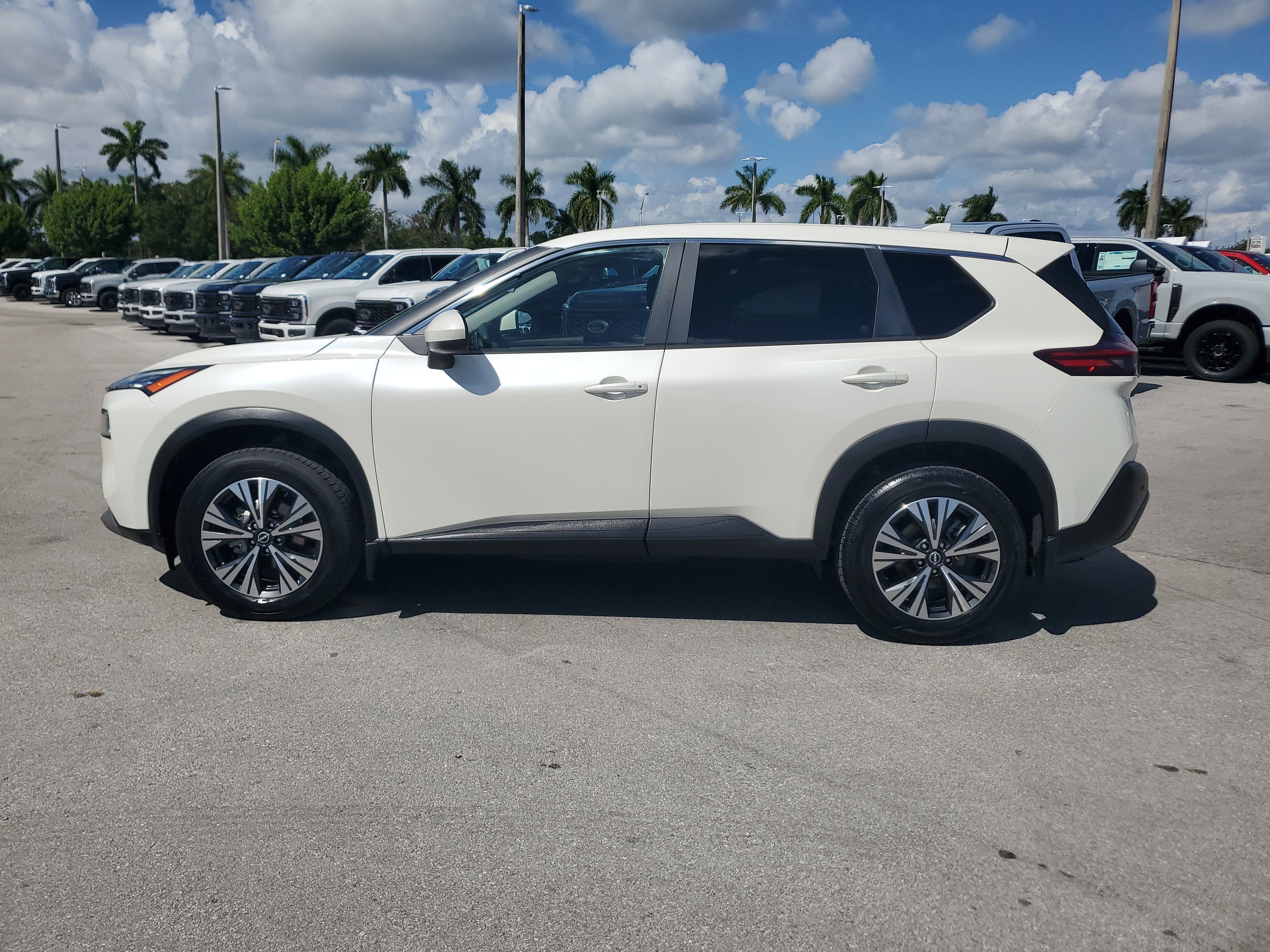 Used 2023 Nissan Rogue SV image 8