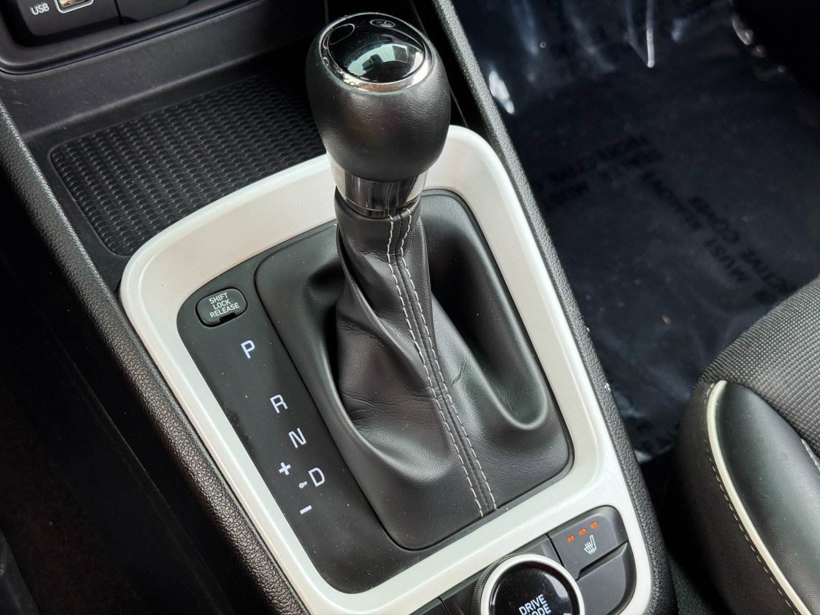 Used 2022 Hyundai Venue Limited w/ Cargo Package image 29