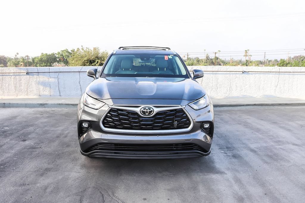 Used 2022 Toyota Highlander XLE FWD image 3