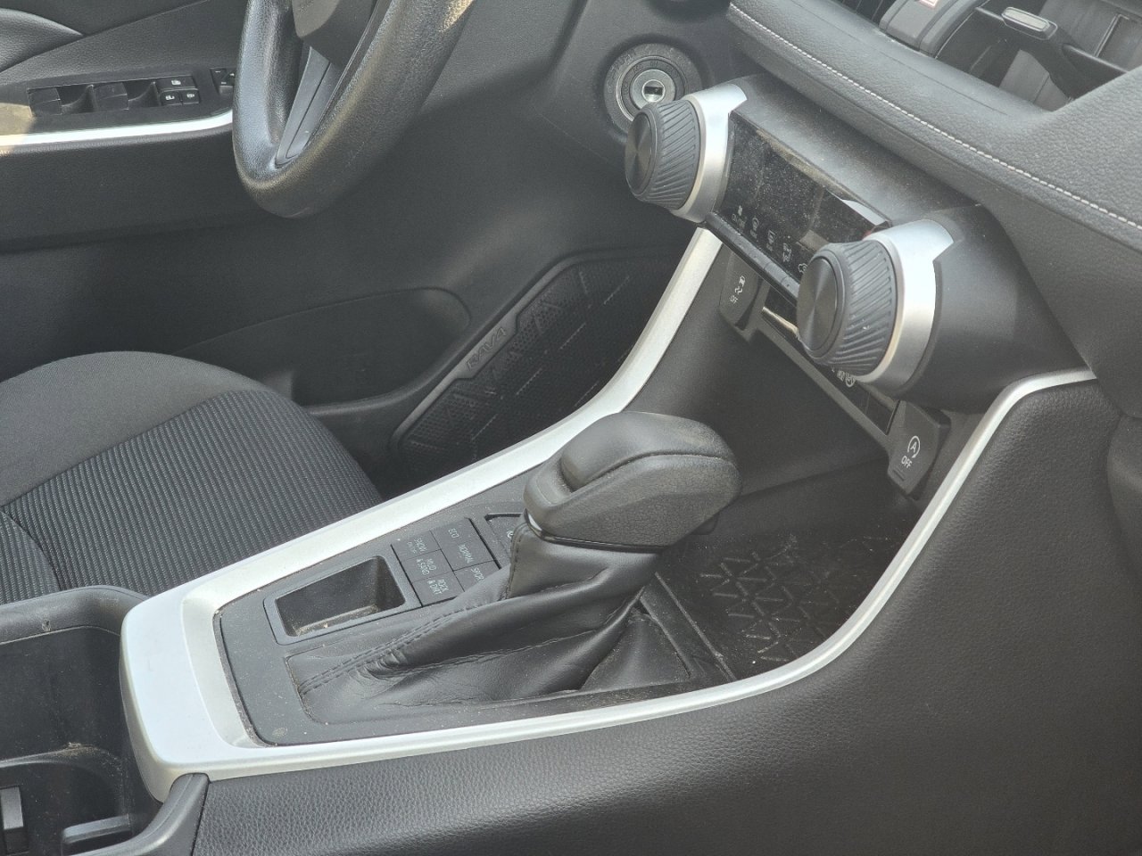 Used 2024 Toyota RAV4 LE AWD/4WD image 16