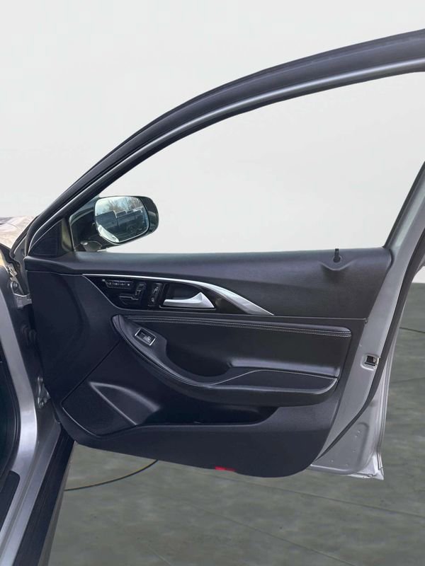 Used 2018 INFINITI QX30 Premium w/ Cargo Package image 15