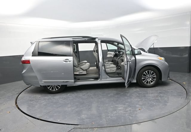 Used 2018 Toyota Sienna XLE FWD image 43
