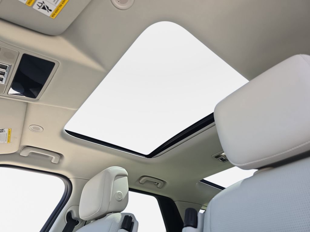 Certified 2025 Land Rover Discovery S image 32