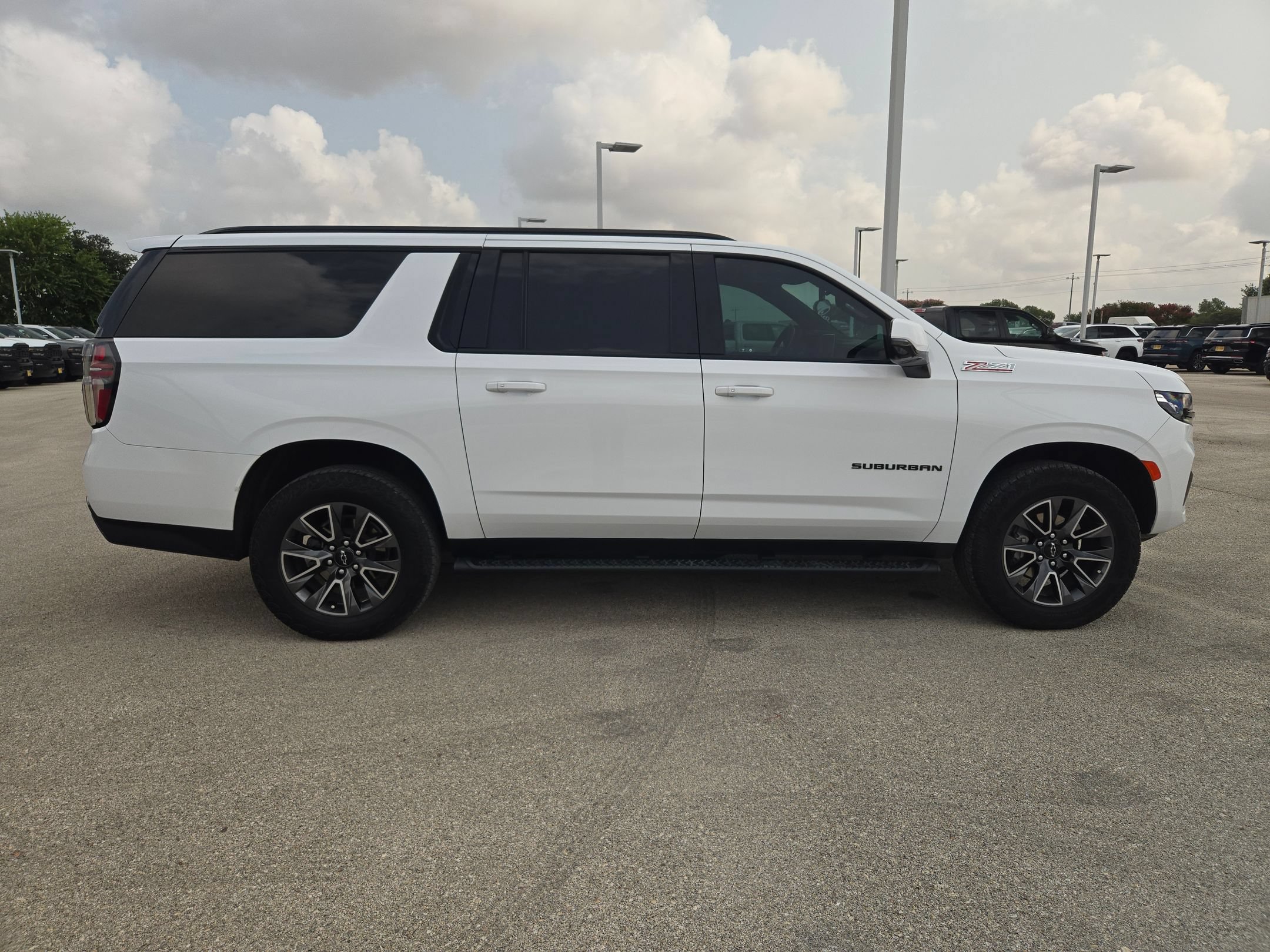 Used 2023 Chevrolet Suburban Z71 w/ Luxury Package AWD/4WD image 2