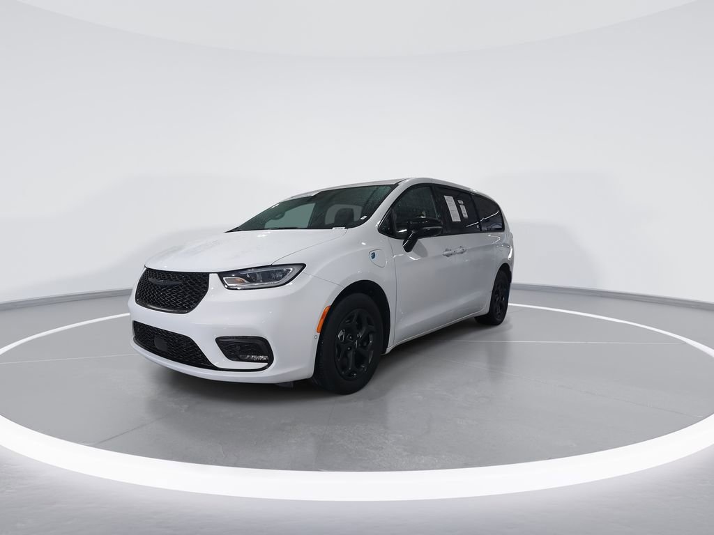 Used 2024 Chrysler Pacifica Select image 4