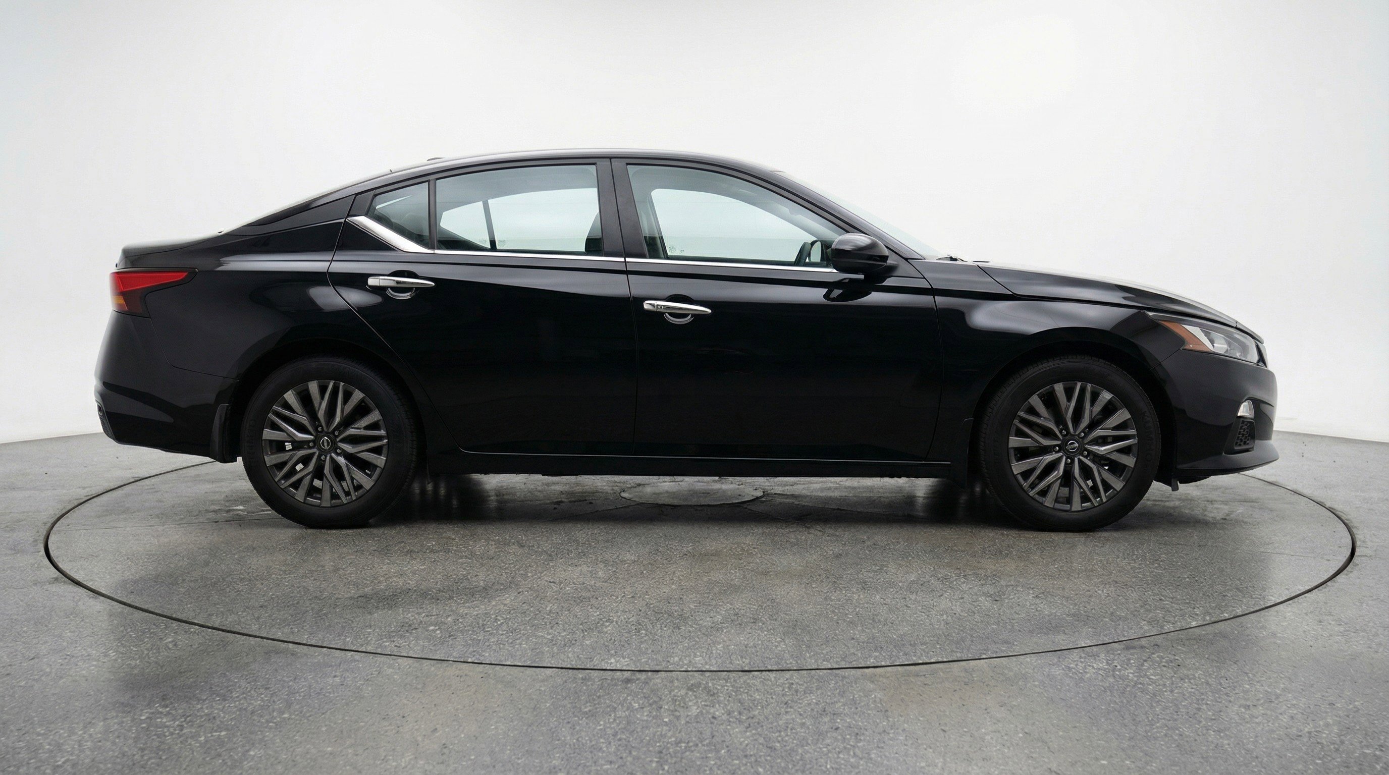 Used 2025 Nissan Altima 2.5 SV FWD image 11