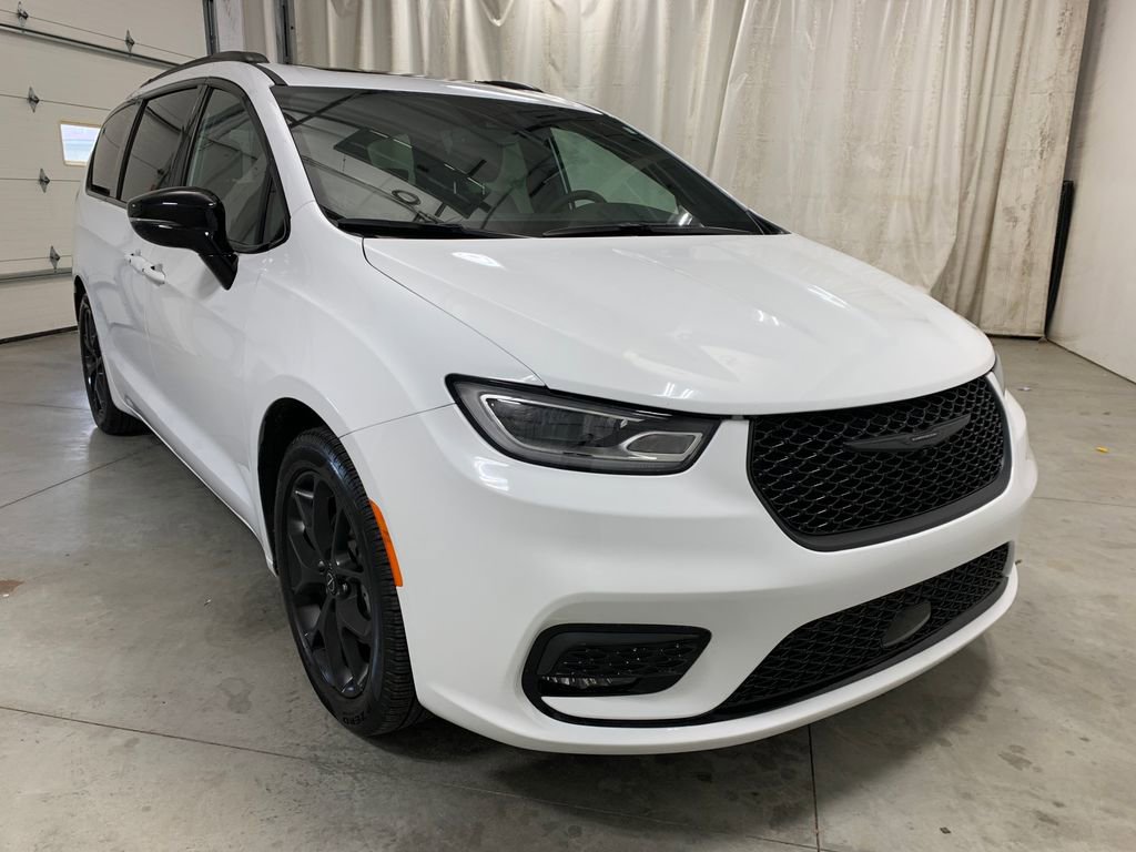 Used 2026 Chrysler Pacifica Limited w/ S Appearance Package FWD image 16
