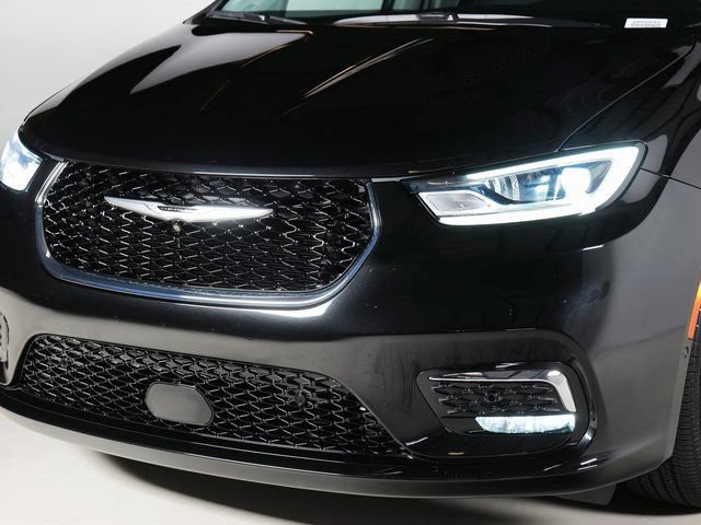 Used 2023 Chrysler Pacifica Limited FWD image 32