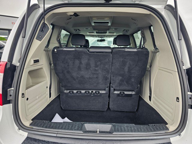 Used 2015 Chrysler Town & Country Limited FWD image 18