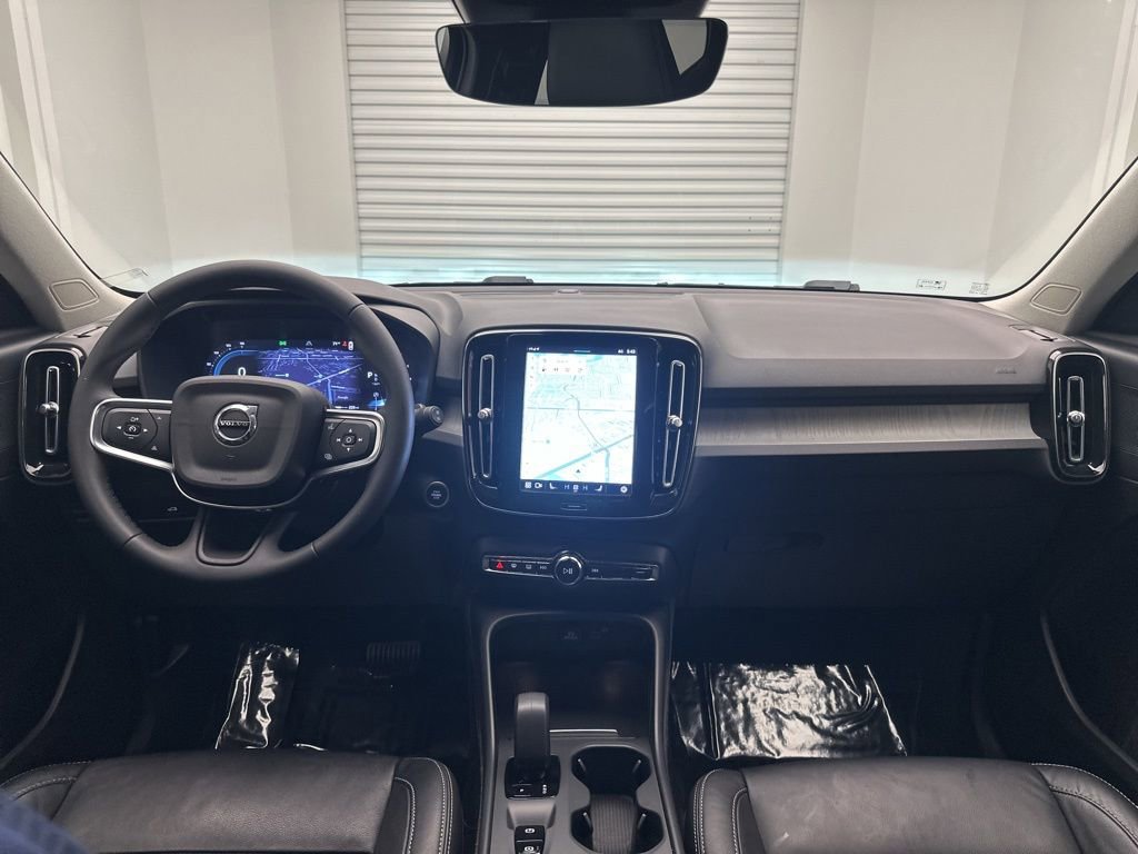 Used 2023 Volvo XC40 B5 Core image 17