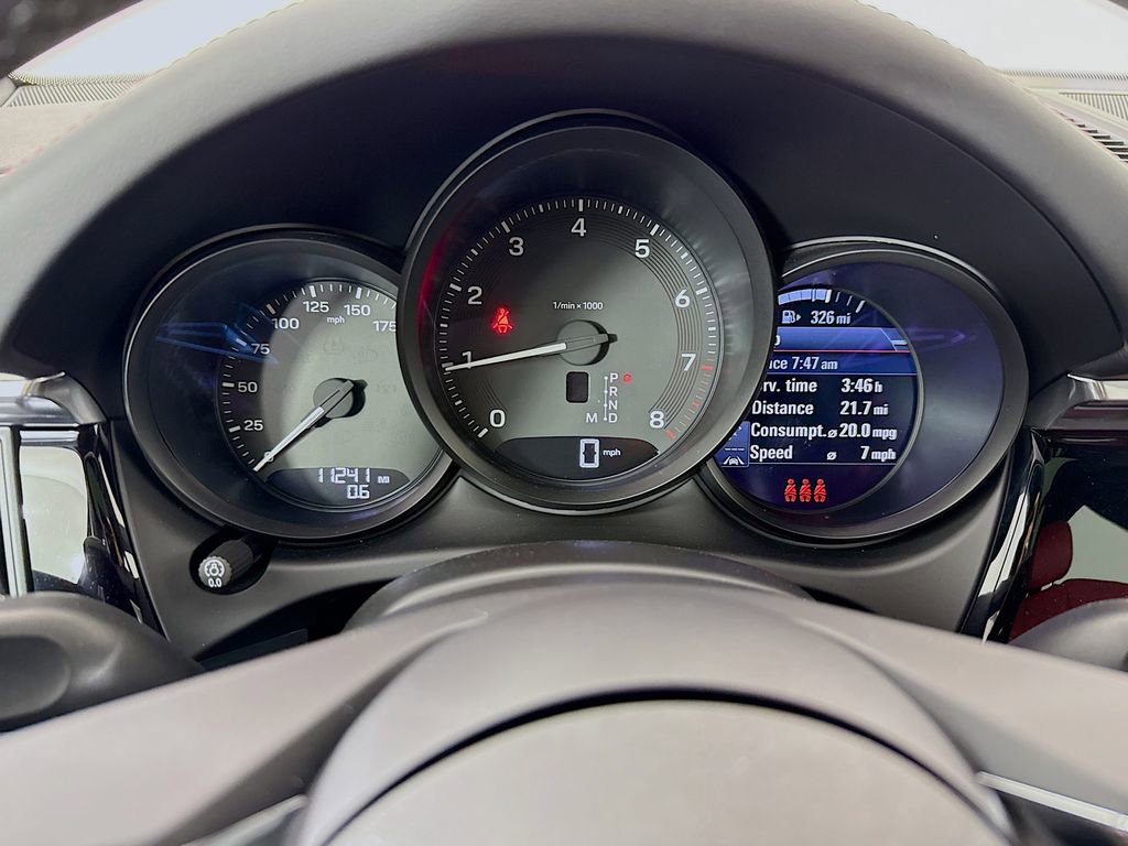 Certified 2025 Porsche Macan image 16