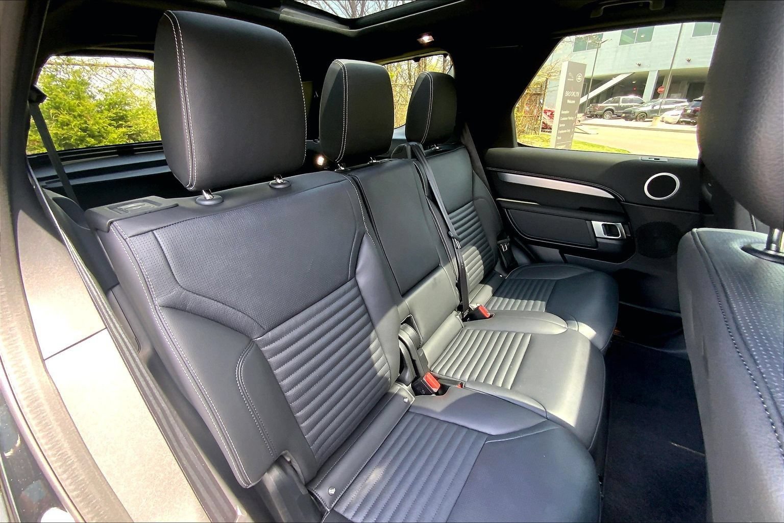 Certified 2025 Land Rover Discovery Dynamic SE AWD/4WD image 19
