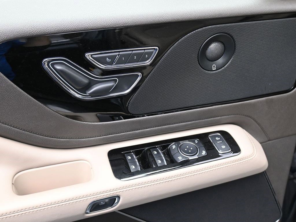 Used 2023 Lincoln Aviator Reserve w/ Equipment Group 201A AWD/4WD image 17