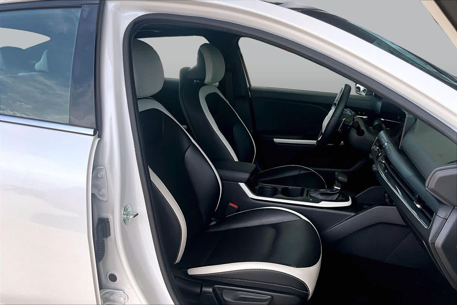 Used 2025 Kia K4 GT-Line w/ GT-Line Premium Package FWD image 9