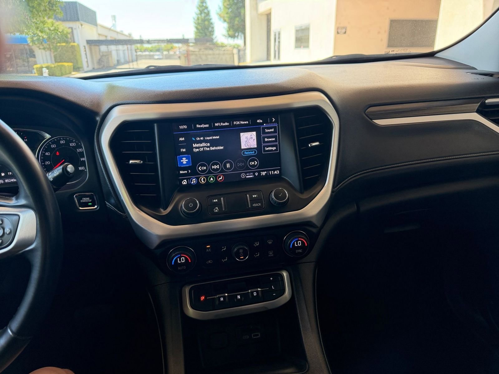 Used 2023 GMC Acadia SLT FWD image 17