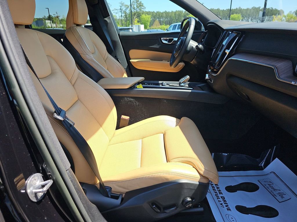Used 2023 Volvo XC60 B5 Ultimate w/ Protection Package Premier image 13